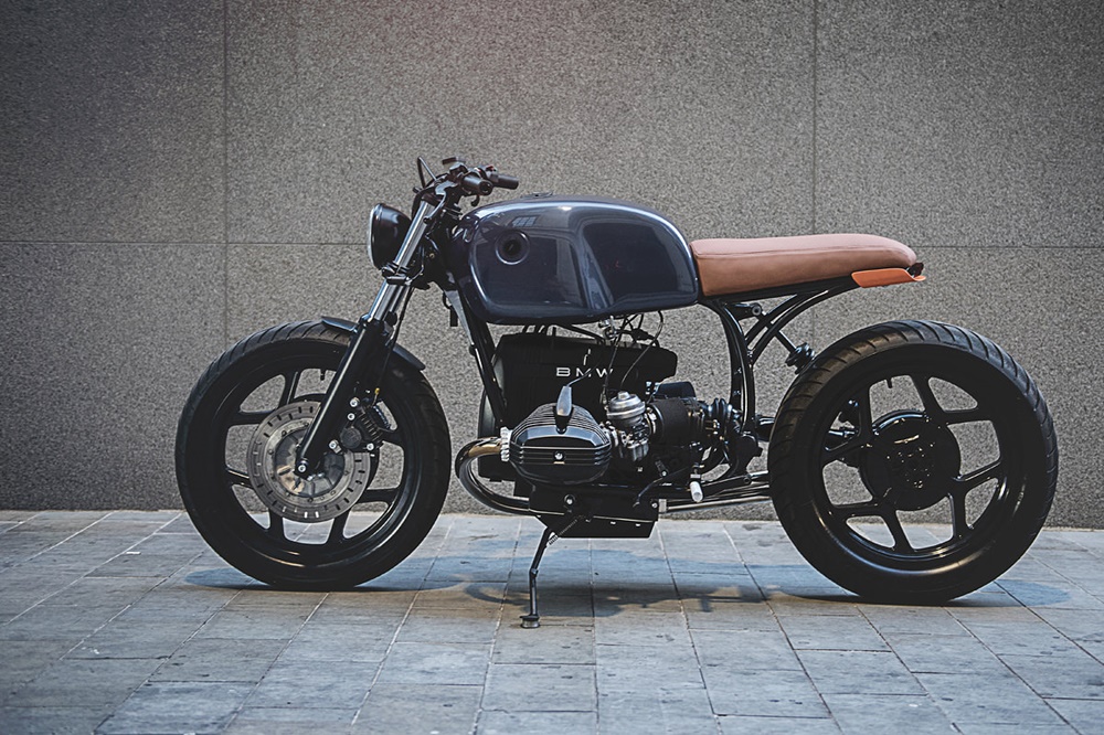 BMW r100 Cafe Racer с человеком