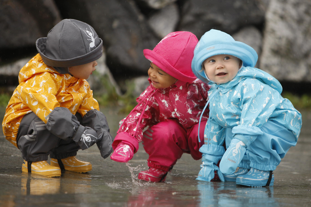 Children yes. Весенняя одежда для детей. Дети Весна одежда. Дети на прогулке весной. Одежда весной для детей.